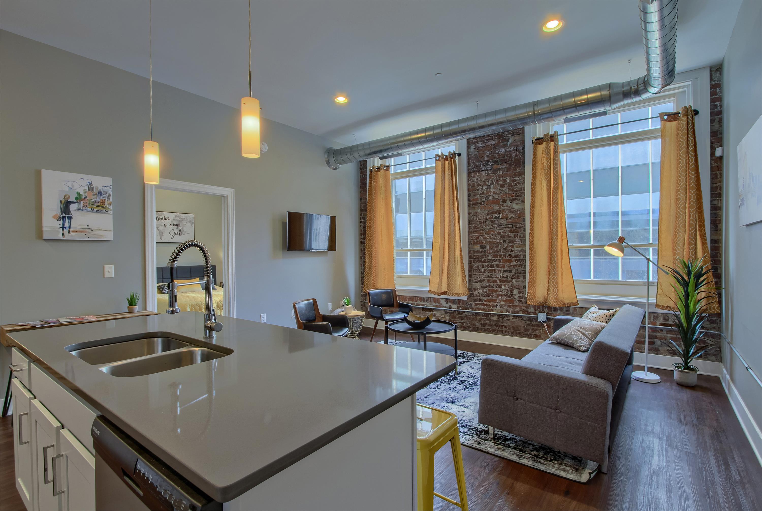 210 Walnut Street - 303