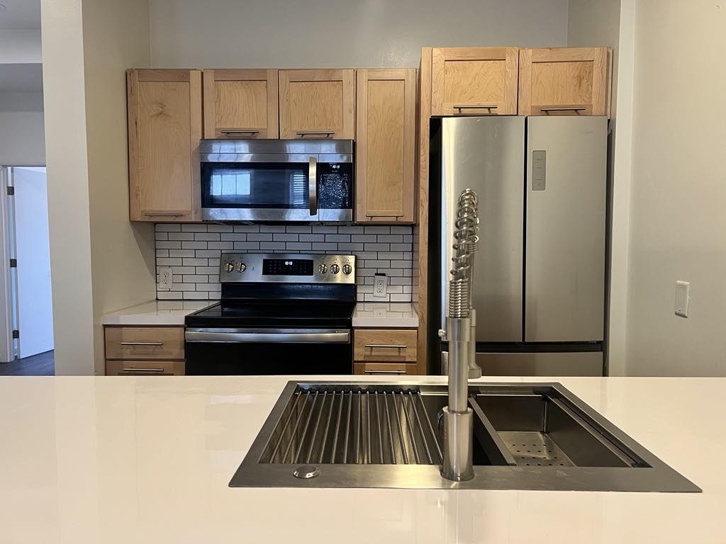932 James St - 5